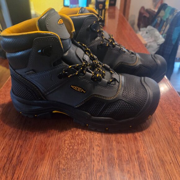 NWT KEEN New Men\'s Logandale 6\